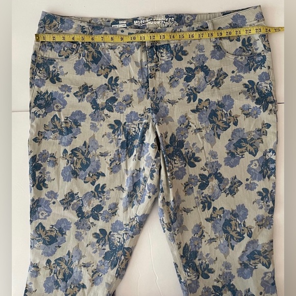 (10) NWOT women’s plus size floral jeans Mossimo Supply (28W) MSRP $58 - Picture 3 of 8